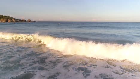 Luftaufnahme-Einer-Welle,-Die-Morgens-Bricht-Und-Spritzt,-Zicatela-strand,-Puerto-Escondido,-Oaxaca
