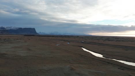 Coche-Conduciendo-Por-Un-Camino-De-Tierra-En-Islandia-Durante-El-Amanecer