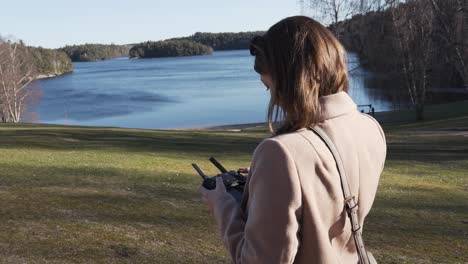 Dänisches-Mädchen,-Das-Zum-Ersten-Mal-Versucht,-Eine-Drohne-Zu-Fliegen
