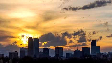 Time-lapse-of-clouds-during-sunset-over-the-skyline-in-Denver,-Colorado