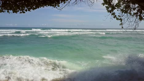 Der-Tempel-Und-Surfspot-Green-Bowl-Beach-Im-Süden-Von-Bali