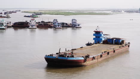 Riesiges-Transportboot-Auf-Einem-Fluss-In-Myanmar