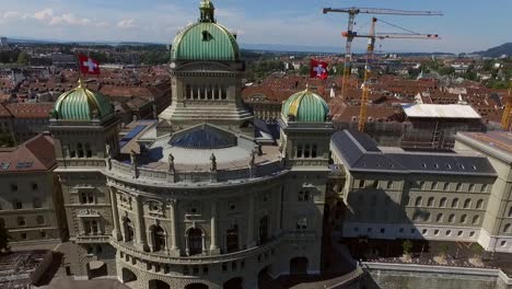 Flight-along-the-Federal-Palace-of-Switzerland,-House-of-Parliament,-Bern-the-capital-of-Switzerland-AERIAL-SHOT