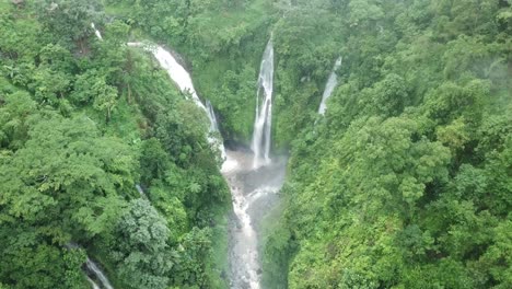 Schöne-Luftaufnahmen-Des-Wasserfalls-Im-Norden-Balis