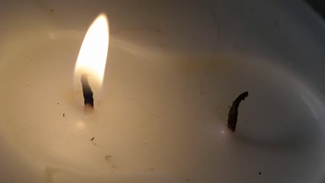 Weiße-Kerze,-Die-Eine-Flamme-Brennt