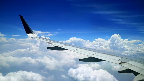 Bewölkter-Blick-Auf-Den-Blauen-Himmel-Aus-Den-Flugzeugfenstern