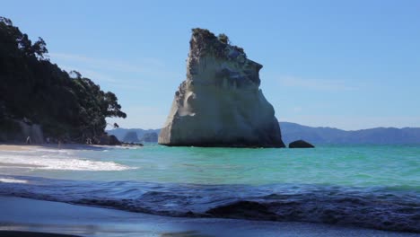 Una-Vista-Maravillosa-Del-Océano-Desde-La-Cala-De-La-Catedral-En-Nueva-Zelanda