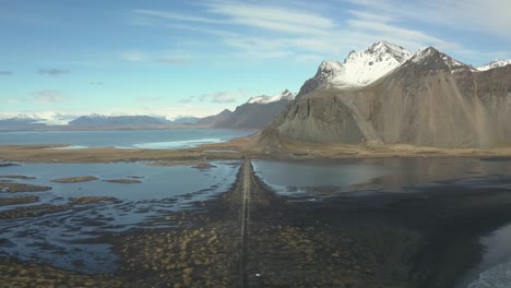 Largo-Camino-De-Tierra-Por-La-Base-De-Una-Montaña-En-Islandia