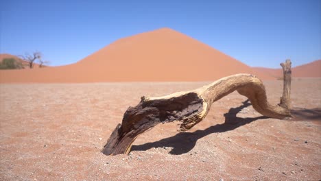 Slowmotion-Glideshot-of-a-Large-Dune-in-Sossuvlei,-Namibia