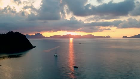 Weite-Luftaufnahme-Des-Sonnenuntergangs-Am-Strand-Von-Las-Cabanas,-El-Nido,-Palawan,-Philippinen