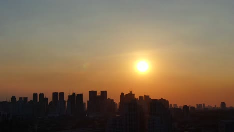 Ruhige-Aufnahme-Der-Manila-skyline-Während-Des-Sonnenuntergangs,-Der-Das-Dunstige-Stadtbild-Zeigt