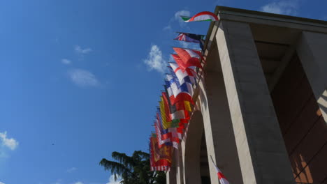 Verschiedene-Europäische-Flaggen-Auf-Einem-Kunstmuseum-In-Mailand