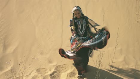 Mujer-Gitana-Bailando-En-El-Desierto-Frente-A-Una-Duna-De-Arena
