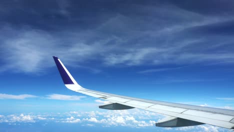 Schöne-Blaue-Himmelansicht-Von-Kommerziellen-Flugzeugfenstern