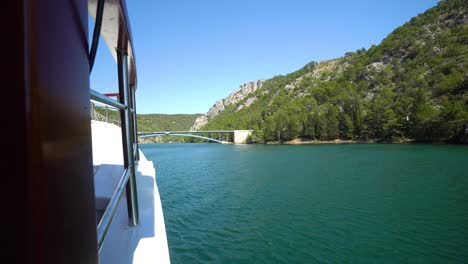 Blick-Auf-Den-Fluss-In-Einer-Fähre-In-Skradin,-Kreis-Šibenik-Knin,-Kroatien