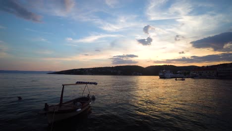 Silhouette-Von-Booten-Während-Des-Sonnenuntergangs-Am-Strand-Von-Sumartin-Auf-Der-Insel-Brac,-Kroatien