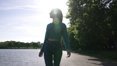 Hermosa-Chica-Italiana-Caminando-Pacíficamente-En-Un-Parque-Tranquilo-Usando-Un-Suéter-Reluciente-En-Londres,-Reino-Unido
