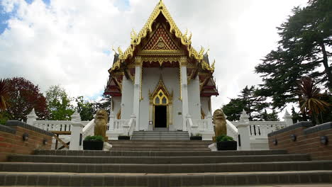 Zoom,-Caminando-Hacia-Un-Pequeño-Y-Escondido-Templo-Tailandés-Budista