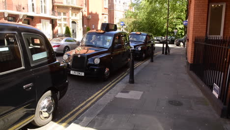 Black-cabs-lined-up-along-a-London-street