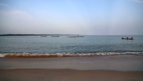 Landschaftsaufnahme-Eines-Strandes-Und-Fischerboote-In-Der-Meerjungfrauenbucht-In-Der-Elfenbeinküste-Von-San-Pedro-In-Afrika