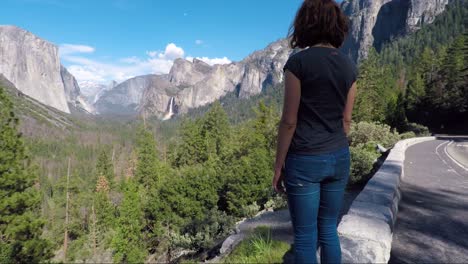 Junge-Frau-Blickt-Auf-Das-Yosemite-Valley-Und-Brautschleier-Fällt-Vom-Tunnelblick-Im-Yosemite-nationalpark,-Vereinigte-Staaten-Von-Amerika