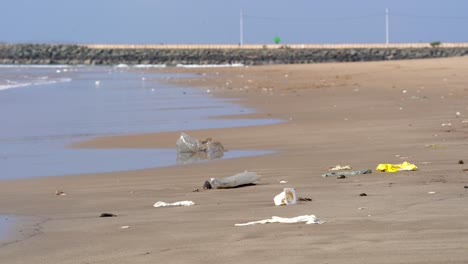 Breite-Aufnahme-Von-Strandverschmutzung,-Plastikmüll