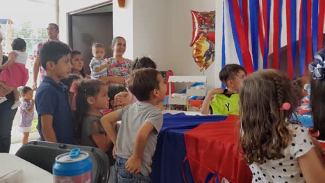 Niños-Realmente-Ansiosos-Esperando-Que-Se-Distribuya-El-Pastel-De-La-Fiesta-De-Cumpleaños
