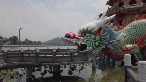 Visitors-walking-into-the-Dragon-and-Tiger-Pagodas-in-Kaohsiung,-Taiwan