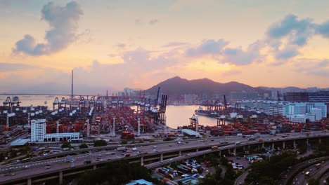 Luftaufnahme-Des-Sonnenuntergangs-Von-Hong-Kong-Kwai-Chung-Container-Terminal,-Highway-3,-Highway-5-Und-Stonecutters-Bridge
