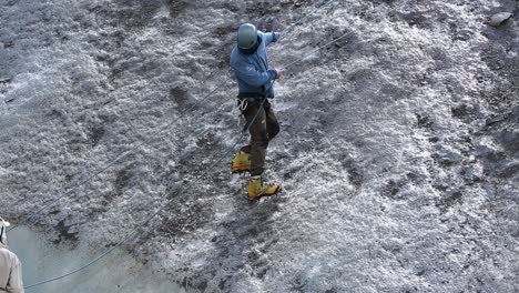 Felsklettern-Von-Einem-Professionellen-Bergsteiger-Eines-Renommierten-Bergsteigerinstituts-Im-Oberen-Himalaya,-Uttarakhand,-Indien