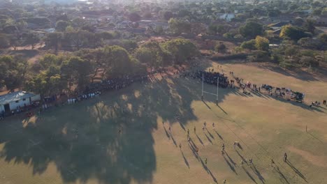 Eine-Kamerafahrt-über-Ein-Rugbyspiel-Zwischen-Zwei-Highschool-Teams-In-Bulawayo,-Simbabwe