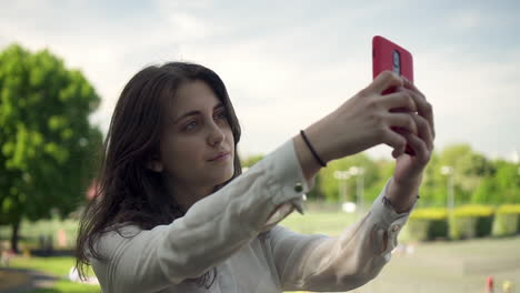 Joven-Italiana-Con-Smartphone-Tomando-Selfie-Al-Aire-Libre-En-Un-Parque-En-Londres