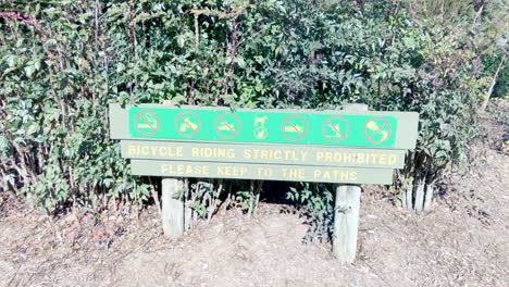 Achtung-Schild-Am-Eingang-Zum-Ju-Raku-En-Japanischen-Garten,-Toowoomba,-Australien