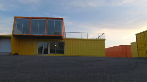 Leitartikel,-Blick-Auf-Moderne-Zeitgenössische-Architekturstruktur,-Fertighaus,-Containergehäuse,-Farbenfroher-Gelber-Und-Orangefarbener-Stil,-Fenster-Und-Schöne-Sonnenuntergangsmomente,-Sanfter-Zoom