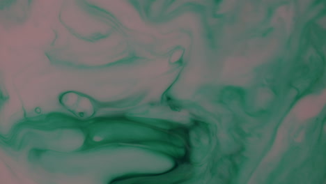 Makroaufnahme-Grüner-Tinte,-Die-Sich-In-Rosa-Flüssigkeit-Bewegt