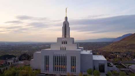 Drone-Shot-Panning-Down-revealing-the-Draper-temple-with-the-Salt-Lake-Valley-behind-it