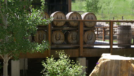 Stapel-Von-Bourbonfässern-In-Der-High-West-Distillery