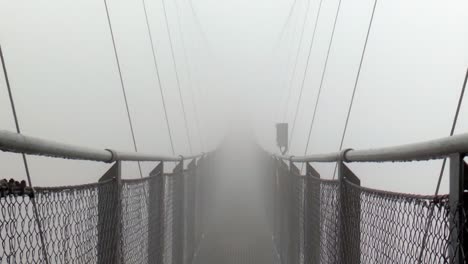 El-Puente-Colgante-Más-Alto-De-Europa-En-La-Niebla