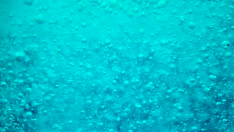Wiederholbare-Blasen,-Die-Langsam-Im-Blauen-Flüssigen-Hintergrund-Aufsteigen-Und-Fallen