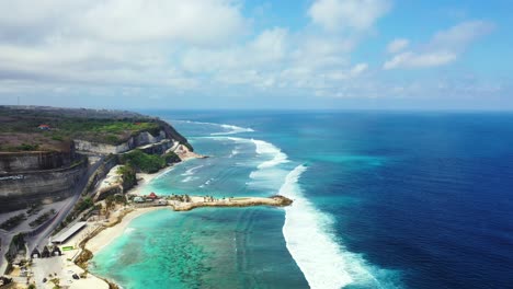 Wunderschöne-Balinesische-Küste-Mit-Den-Klippen-Und-Schäumenden-Wellen,-Die-Sich-An-Den-Saumkorallenriffen-Waschen