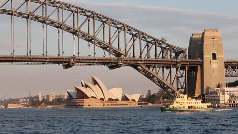 Blick-Auf-Sydney-Harbour-Bridge-Und-Sydney-Opera-House-In-Perfektem-Licht-Am-Späten-Nachmittag-Mit-Bootsverkehr-Auf-Dem-Wasser