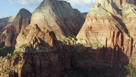 Aerial-drone-footage-of-Zion-National-Park-in-Utah,-USA