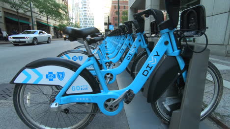 Chicago-Bike-Share-Station,-Diyy-Blue-Bike-sharing,-Vereinigte-Staaten,-Usa