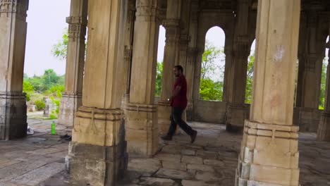 Hombre-Explorando-La-Mezquita-Kevada-Es-Una-Mezquita-En-Champaner,-Estado-De-Gujarat