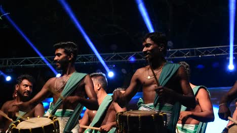 Eine-Gruppe-Von-Künstlern,-Die-Chenda-Melam-singari-Melam-Bei-Einem-Fest-Der-Architekturhochschule-In-Kerala-Aufführten