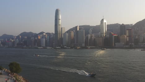 Fliegen-Sie-An-Einem-Sonnigen-Tag-Mit-Einem-Vorbeifahrenden-Boot-über-Den-Hafen-Von-Victoria-In-Hongkong