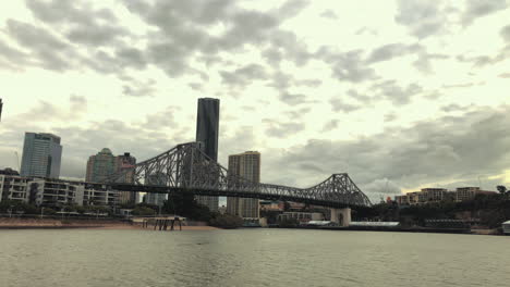 Vista-Del-Puente-Story-Desde-El-Ferry-Cat-De-La-Ciudad-De-Brisbane