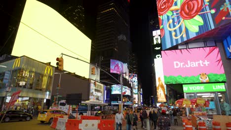 Wide-angle-shot-of-arriving-to-the-TimeSquare,-New-York-City