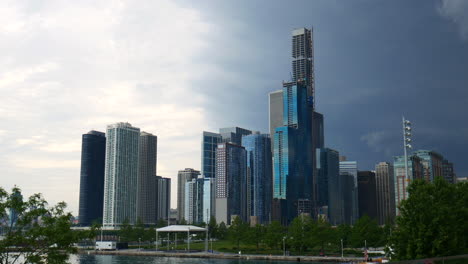 Chicago-City,-Navy-Pier-Location,-Usa,-Vereinigte-Staaten,-Sanftes-Heranzoomen,-Gebäude,-Wolkenkratzer-Und-Schöner-Bewölkter-Himmel