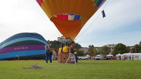 Leute-Bereiten-Sich-Darauf-Vor,-Auf-Der-Italienmesse-Mit-Dem-Heißluftballon-Zu-Fahren